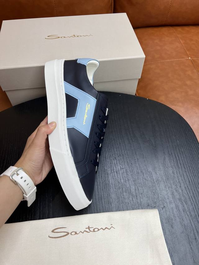 实价 Santoni 圣东尼 意大利男士手工小牛皮鞋出货！这个意大利纯手工鞋履品牌的每一双鞋设计简洁经典，上脚非常舒适百搭！ 用“新贵”来形容意大利鞋履品牌sa